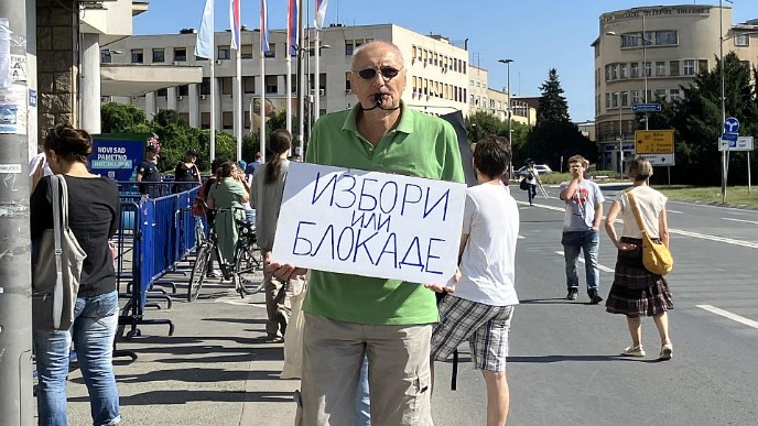 Građani pred Skupštinom